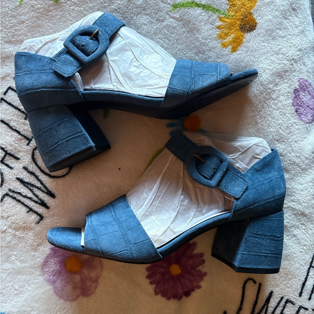NIB Vionic Blue Croc-Embossed Block Heel Sandals